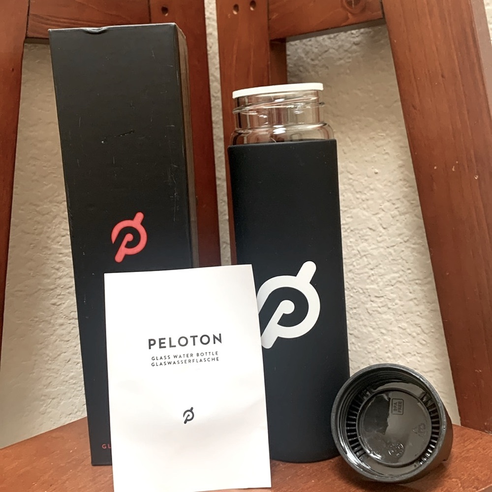 🔹NEW  Peloton Glass Water Bottle Black Non-Slip Grip Screw Top ..